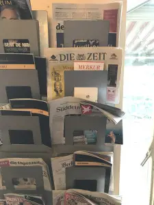 Abbildung: Merkur-Heft in einem Zeitungsständer