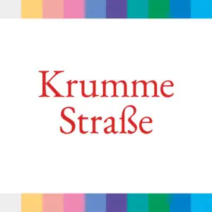 Logo des Podcasts „Krumme Straße“ vom Merkur – Deutsche Zeitschrift für europäisches Denken, roter Schriftzug auf weißem Hintergrund mit farbigen Balken oben und unten.